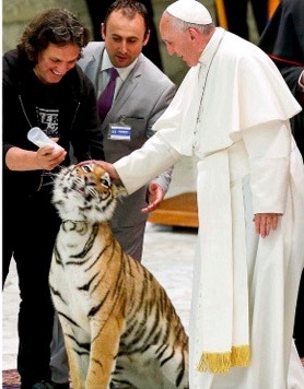 El-circo-invade-el-Vaticano-y-el-Papa-acaricia-pequeño-tigre (1)