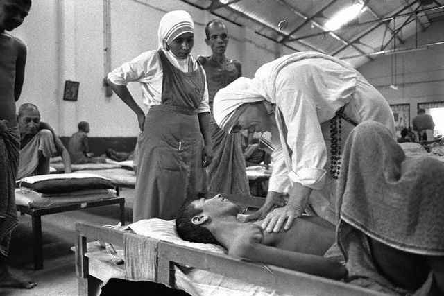 Mother Teresa Visits Patients At Kalighat Home For The Dying